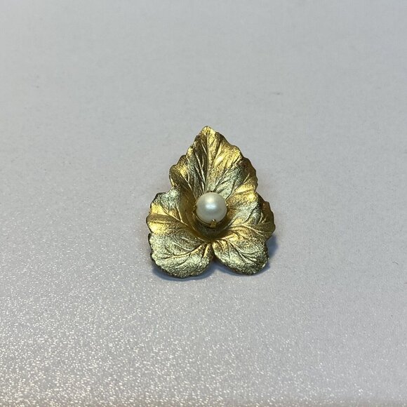 Vintage Sarah Coventry Small Leaf Faux Pearl Pin Brooch Gold Tone Textured - Picture 5 of 7